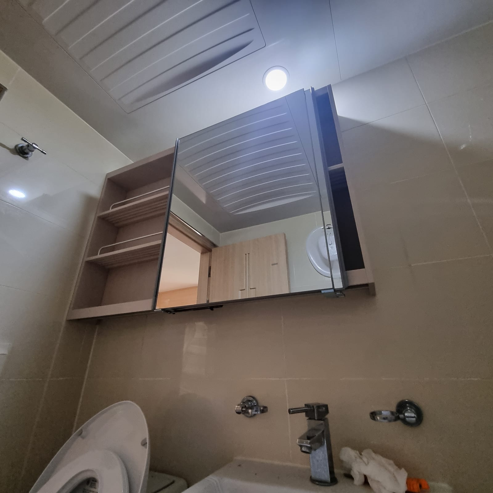 서울 송파구 잠실동 새 슬라이딩 거울장 수건장 교체 완료, 내부 선반과 세면대 수전까지 보이는 모습