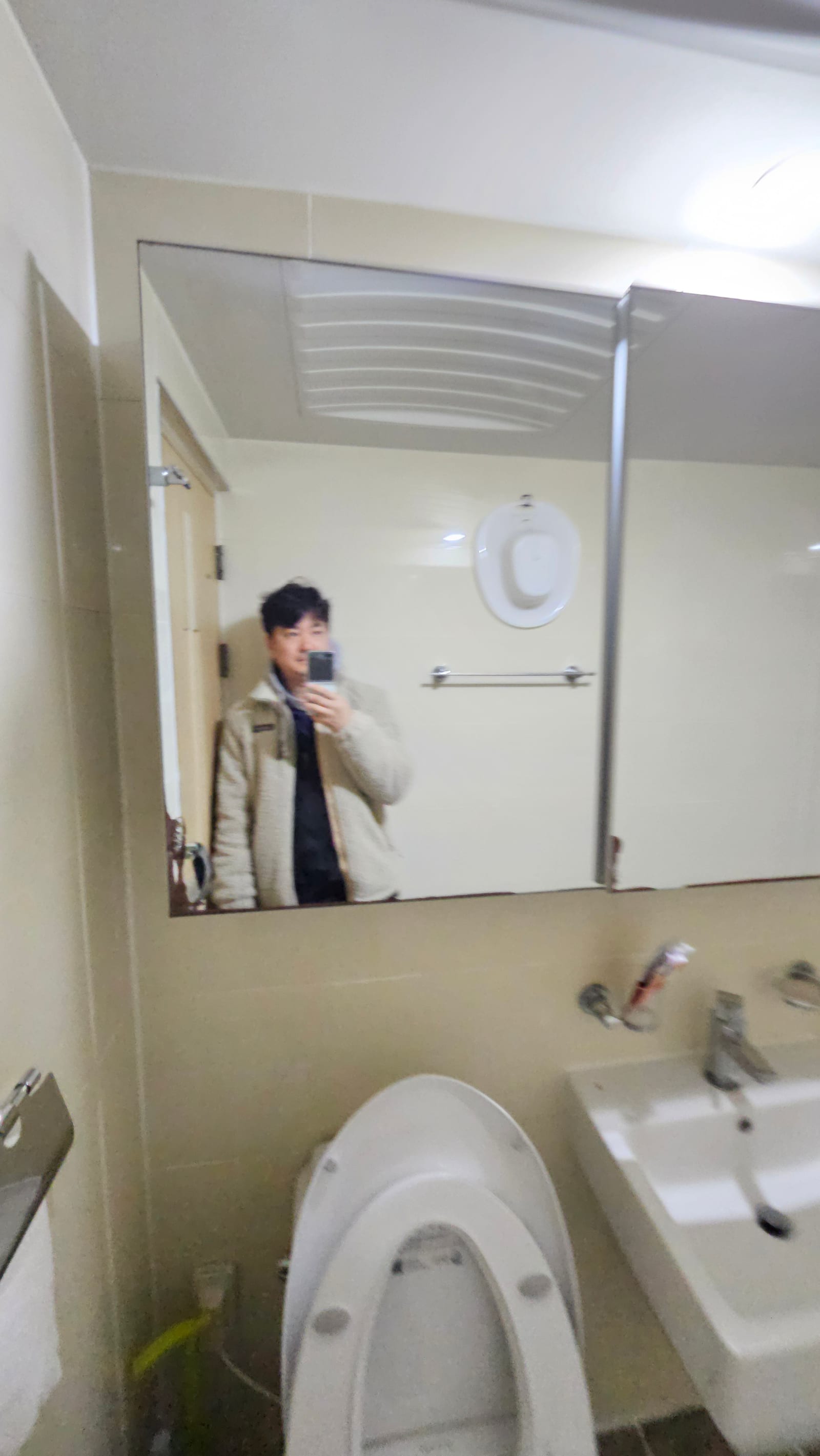 서울 송파구 잠실동 녹슨 욕실 슬라이딩 거울장 교체 전
